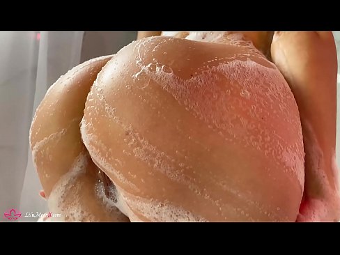 ❤️ Brunette pussy bibragailuarekin masturbatzen du dutxan orgasmo bizia lortzeko ❤️ Izorra gugan ❤